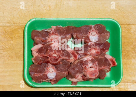 Gewürfelte Stücke von rohen Lamm und Hammel Fleisch in einer Verpackung auf ein Schneidebrett Stockfoto