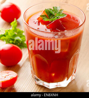 Cocktail mit frischen Tomaten. Selektiven Fokus Stockfoto