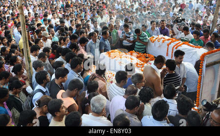 Guwahati, Indien. 29. April 2015. Mehrere hundert Personen sammeln für die letzte Ölung von vier Menschen starben bei Erdbeben am Samstag während einer Trauerfeier im Hengrabari Bereich in der Nähe von Guwahati in Assam, Indien, 29. April 2015. Die Zahl der Todesopfer durch ein starkes Erdbeben in Nepal kletterten auf 5.489 und insgesamt 10.965 andere wurden verletzt, sagte am Donnerstag, dem Hause Ministerium für Nepal. Bildnachweis: Stringer/Xinhua/Alamy Live-Nachrichten Stockfoto