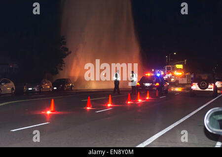 Los Angeles, Kalifornien, USA. 29. April 2015. Los Angeles Fire Department Feuerwehrleute versuchen, Herunterfahren von einem gebrochenen Hydranten aus ein Hit und Verkehrsunfall laufen. Bildnachweis: Chester Brown/Alamy Live-Nachrichten Stockfoto