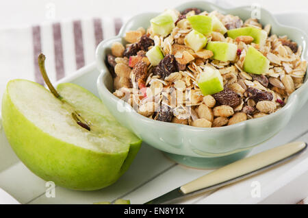 Gesunden Schüssel Müsli und Green Apple für ein Nealthy Frühstück Stockfoto