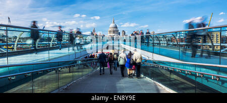 die Millennium Fußgängerbrücke mit Blick auf St. Pauls Kathedrale, Panorama-Blick. Stockfoto