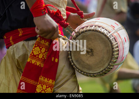 Sivasagar, Assam, Indien. 30. April 2015. Eine indische Jugend spielt eine "Dhol" - traditionelle Assamese drum während Rongali Bihu feiern im Sivasagar Bezirk des nordöstlichen Bundesstaat Assam am 30. April 2015. In Assam ist Dhol in Rongali Bihu (Bohag Bihu), des beliebtesten Festivals der Assamese Menschen verbreitet. Rongali Bihu wird im ersten Monat jedes Jahr nach Assamesisch traditionellen Kalender gefeiert. Assamese Menschen halten Dhol Devo Badyo oder Werkzeug Gottes sein, und daß es wurde von der Pandavas zur Erde gebracht. © Luit Chaliha/ZUMA Wire/ZUMAPRESS.com/Alamy Live-Nachrichten Stockfoto