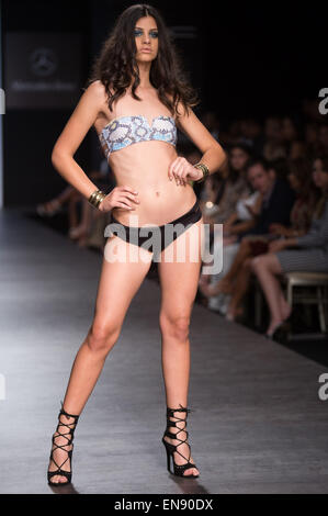 Santo Domingo, Dominikanische Republik. 29. April 2015. Ein Modell stellt eine Schöpfung der Badeanzug Kollektion Indie Seele, während die erste Ausgabe der Mercedes Benz Fashion Week in Santo Domingo, Dominikanische Republik, am 29. April 2015. Bildnachweis: Fran Afonso/Xinhua/Alamy Live-Nachrichten Stockfoto