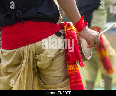 Sivasagar, Assam, Indien. 30. April 2015. Eine indische Jugend spielt eine "Dhol" - traditionelle Assamese drum während Rongali Bihu feiern im Sivasagar Bezirk des nordöstlichen Bundesstaat Assam am 30. April 2015. In Assam ist Dhol in Rongali Bihu (Bohag Bihu), des beliebtesten Festivals der Assamese Menschen verbreitet. Rongali Bihu wird im ersten Monat jedes Jahr nach Assamesisch traditionellen Kalender gefeiert. Assamese Menschen halten Dhol Devo Badyo oder Werkzeug Gottes sein, und daß es wurde von der Pandavas zur Erde gebracht. Bildnachweis: Luit Chaliha/ZUMA Wire/ZUMAPRESS.com/Alamy Live-Nachrichten Stockfoto