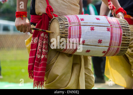 Sivasagar, Assam, Indien. 30. April 2015. Eine indische Jugend spielt eine "Dhol" - traditionelle Assamese drum während Rongali Bihu feiern im Sivasagar Bezirk des nordöstlichen Bundesstaat Assam am 30. April 2015. In Assam ist Dhol in Rongali Bihu (Bohag Bihu), des beliebtesten Festivals der Assamese Menschen verbreitet. Rongali Bihu wird im ersten Monat jedes Jahr nach Assamesisch traditionellen Kalender gefeiert. Assamese Menschen halten Dhol Devo Badyo oder Werkzeug Gottes sein, und daß es wurde von der Pandavas zur Erde gebracht. Bildnachweis: Luit Chaliha/ZUMA Wire/ZUMAPRESS.com/Alamy Live-Nachrichten Stockfoto