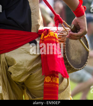 Sivasagar, Assam, Indien. 30. April 2015. Eine indische Jugend spielt eine "Dhol" - traditionelle Assamese drum während Rongali Bihu feiern im Sivasagar Bezirk des nordöstlichen Bundesstaat Assam am 30. April 2015. In Assam ist Dhol in Rongali Bihu (Bohag Bihu), des beliebtesten Festivals der Assamese Menschen verbreitet. Rongali Bihu wird im ersten Monat jedes Jahr nach Assamesisch traditionellen Kalender gefeiert. Assamese Menschen halten Dhol Devo Badyo oder Werkzeug Gottes sein, und daß es wurde von der Pandavas zur Erde gebracht. Bildnachweis: Luit Chaliha/ZUMA Wire/ZUMAPRESS.com/Alamy Live-Nachrichten Stockfoto