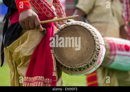 Sivasagar, Assam, Indien. 30. April 2015. Indische Jugendliche spielen "Dhol" - traditionelle Assamese drum während Rongali Bihu feiern im Sivasagar Bezirk des nordöstlichen Bundesstaat Assam am 30. April 2015. In Assam ist Dhol in Rongali Bihu (Bohag Bihu), des beliebtesten Festivals der Assamese Menschen verbreitet. Rongali Bihu wird im ersten Monat jedes Jahr nach Assamesisch traditionellen Kalender gefeiert. Assamese Menschen halten Dhol Devo Badyo oder Werkzeug Gottes sein, und daß es wurde von der Pandavas zur Erde gebracht. Bildnachweis: Luit Chaliha/ZUMA Wire/ZUMAPRESS.com/Alamy Live-Nachrichten Stockfoto