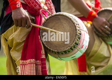 Sivasagar, Assam, Indien. 30. April 2015. Indische Jugendliche spielen "Dhol" - traditionelle Assamese drum während Rongali Bihu feiern im Sivasagar Bezirk des nordöstlichen Bundesstaat Assam am 30. April 2015. In Assam ist Dhol in Rongali Bihu (Bohag Bihu), des beliebtesten Festivals der Assamese Menschen verbreitet. Rongali Bihu wird im ersten Monat jedes Jahr nach Assamesisch traditionellen Kalender gefeiert. Assamese Menschen halten Dhol Devo Badyo oder Werkzeug Gottes sein, und daß es wurde von der Pandavas zur Erde gebracht. Bildnachweis: Luit Chaliha/ZUMA Wire/ZUMAPRESS.com/Alamy Live-Nachrichten Stockfoto