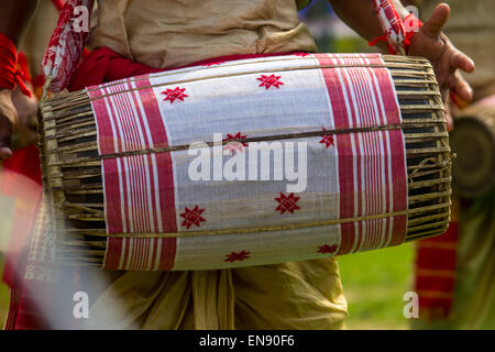 Sivasagar, Assam, Indien. 30. April 2015. Eine indische Jugend spielt eine "Dhol" - traditionelle Assamese drum während Rongali Bihu feiern im Sivasagar Bezirk des nordöstlichen Bundesstaat Assam am 30. April 2015. In Assam ist Dhol in Rongali Bihu (Bohag Bihu), des beliebtesten Festivals der Assamese Menschen verbreitet. Rongali Bihu wird im ersten Monat jedes Jahr nach Assamesisch traditionellen Kalender gefeiert. Assamese Menschen halten Dhol Devo Badyo oder Werkzeug Gottes sein, und daß es wurde von der Pandavas zur Erde gebracht. Bildnachweis: Luit Chaliha/ZUMA Wire/ZUMAPRESS.com/Alamy Live-Nachrichten Stockfoto