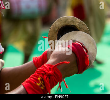 Sivasagar, Assam, Indien. 30. April 2015. Eine indische Jugend spielt ein paar "Taal" - traditionelle Assamese clash Becken während Rongali Bihu feiern im Sivasagar Bezirk des nordöstlichen Bundesstaat Assam am 30. April 2015. Taal ist ein paar Zusammenstoß Becken, die hohe Tonhöhe des Klangs zu machen. Das Wort Taal stammt aus dem Sanskrit-Wort Tala, buchstäblich Mittel des Wortes ist ein Donnerschlag. Es ist ein Teil der Assamese Musik und Kultur in verschiedenen traditionellen Bräuche von Assam verwendet. Bildnachweis: Luit Chaliha/ZUMA Wire/ZUMAPRESS.com/Alamy Live-Nachrichten Stockfoto