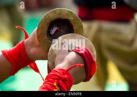 Sivasagar, Assam, Indien. 30. April 2015. Eine indische Jugend spielt ein paar "Taal" - traditionelle Assamese clash Becken während Rongali Bihu feiern im Sivasagar Bezirk des nordöstlichen Bundesstaat Assam am 30. April 2015. Taal ist ein paar Zusammenstoß Becken, die hohe Tonhöhe des Klangs zu machen. Das Wort Taal stammt aus dem Sanskrit-Wort Tala, buchstäblich Mittel des Wortes ist ein Donnerschlag. Es ist ein Teil der Assamese Musik und Kultur in verschiedenen traditionellen Bräuche von Assam verwendet. Bildnachweis: Luit Chaliha/ZUMA Wire/ZUMAPRESS.com/Alamy Live-Nachrichten Stockfoto