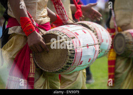 Sivasagar, Assam, Indien. 30. April 2015. Indische Jugend spielen "Dhol" - traditionelle Assamese drum während Rongali Bihu feiern im Sivasagar Bezirk des nordöstlichen Bundesstaat Assam am 30. April 2015. In Assam ist Dhol in Rongali Bihu (Bohag Bihu), des beliebtesten Festivals der Assamese Menschen verbreitet. Rongali Bihu wird im ersten Monat jedes Jahr nach Assamesisch traditionellen Kalender gefeiert. Assamese Menschen halten Dhol Devo Badyo oder Werkzeug Gottes sein, und daß es wurde von der Pandavas zur Erde gebracht. Bildnachweis: Luit Chaliha/ZUMA Wire/ZUMAPRESS.com/Alamy Live-Nachrichten Stockfoto