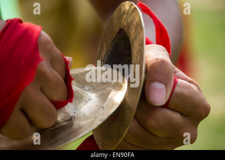 Sivasagar, Assam, Indien. 30. April 2015. Eine indische Jugend spielt ein paar "Taal" - traditionelle Assamese clash Becken während Rongali Bihu feiern im Sivasagar Bezirk des nordöstlichen Bundesstaat Assam am 30. April 2015. Taal ist ein paar Zusammenstoß Becken, die hohe Tonhöhe des Klangs zu machen. Das Wort Taal stammt aus dem Sanskrit-Wort Tala, buchstäblich Mittel des Wortes ist ein Donnerschlag. Es ist ein Teil der Assamese Musik und Kultur in verschiedenen traditionellen Bräuche von Assam verwendet. Bildnachweis: Luit Chaliha/ZUMA Wire/ZUMAPRESS.com/Alamy Live-Nachrichten Stockfoto