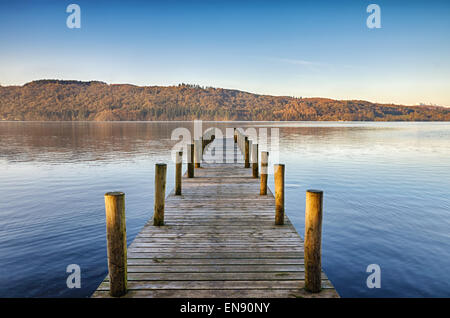 Holzsteg auf Windermere. Stockfoto