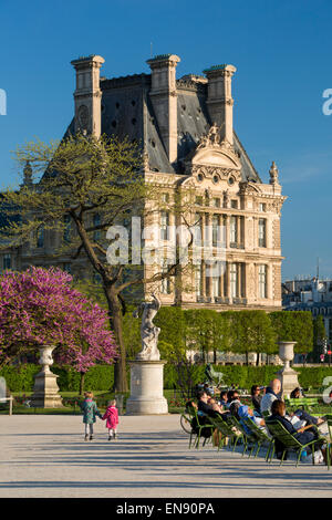 Die Pariser Tuilerien genießen auf einer Feder am Nachmittag, Paris, Frankreich Stockfoto