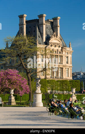 Die Pariser Tuilerien genießen auf einer Feder am Nachmittag, Paris, Frankreich Stockfoto