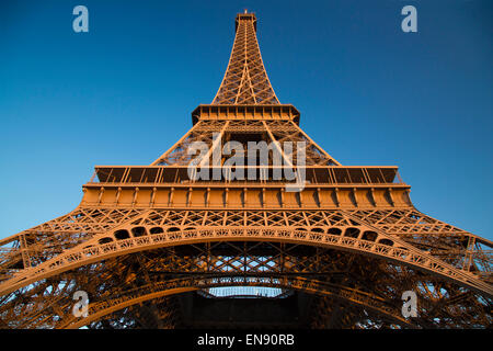 Schein des Sonnenuntergangs auf dem Eiffelturm, Paris, Frankreich Stockfoto