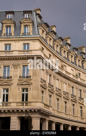 Gebogene Gebäude neben Bourse de Commerce entlang Rue de Viarmes, Paris, Frankreich Stockfoto