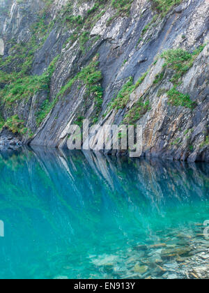 Tiefe, klare Steinbruch Pools auf der Insel Easdale, Argyll, Schottland. Stockfoto