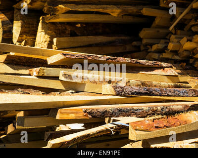 Stapel von Kiefer Bretter Schrott Stockfoto