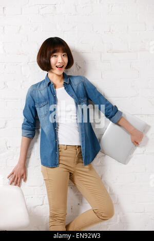 Elegante junge Frau hält einen Palmtop-computer Stockfoto