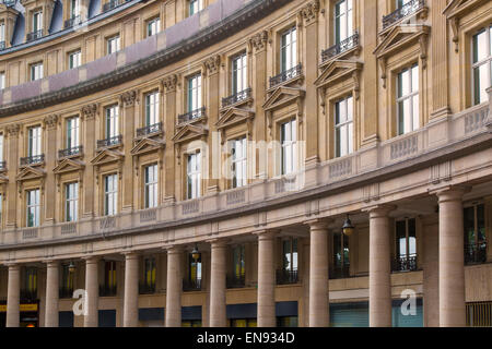 Gebogene Gebäude neben Bourse de Commerce entlang Rue de Viarmes, Paris, Frankreich Stockfoto