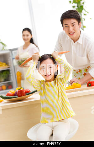 Familie, die Zubereitung von Speisen in der Küche Stockfoto