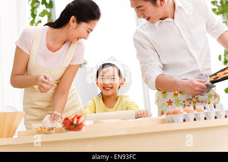 Familie, die Zubereitung von Speisen in der Küche Stockfoto