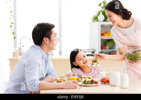 Familie frühstücken zu Hause Stockfoto