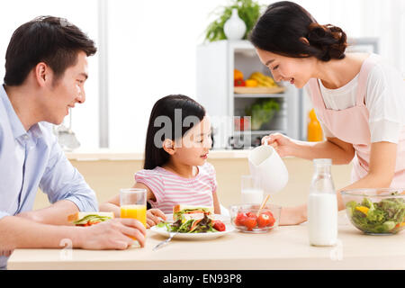 Familie frühstücken zu Hause Stockfoto