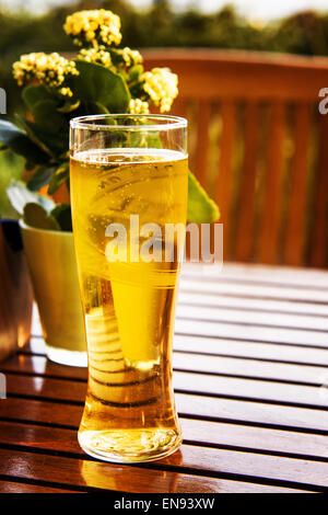 Glas frisches Bier auf einem Tisch in einem restaurant Stockfoto