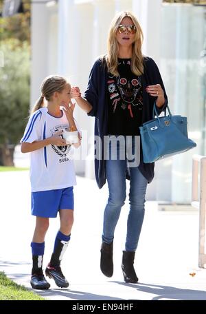 Heidi Klum frozen Joghurt mit ihren Kindern vor der Einnahme kauft sie in einer Jugend-Fußball spielen Spiel Featuring: Heidi Klum, Helene Samuel, Leni Samuel Where: Los Angeles, California, Vereinigte Staaten von Amerika bei: 25. Oktober 2014 Stockfoto