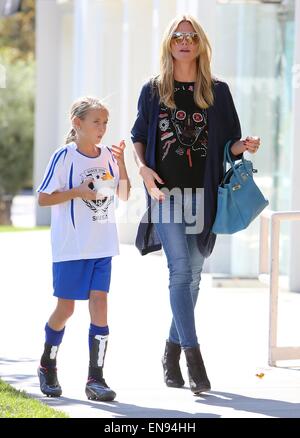 Heidi Klum frozen Joghurt mit ihren Kindern vor der Einnahme kauft sie in einer Jugend-Fußball spielen Spiel Featuring: Heidi Klum, Helene Samuel, Leni Samuel Where: Los Angeles, California, Vereinigte Staaten von Amerika bei: 25. Oktober 2014 Stockfoto