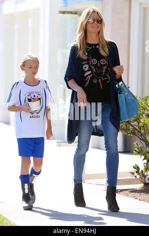 Heidi Klum frozen Joghurt mit ihren Kindern vor der Einnahme kauft sie in einer Jugend-Fußball spielen Spiel Featuring: Heidi Klum, Helene Samuel, Leni Samuel Where: Los Angeles, California, Vereinigte Staaten von Amerika bei: 25. Oktober 2014 Stockfoto