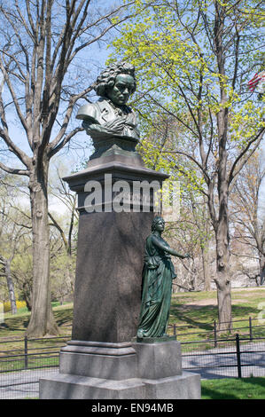 Bronze-Büste von Beethoven Bildhauers Henry Baerer im Central Park, New York, USA Stockfoto