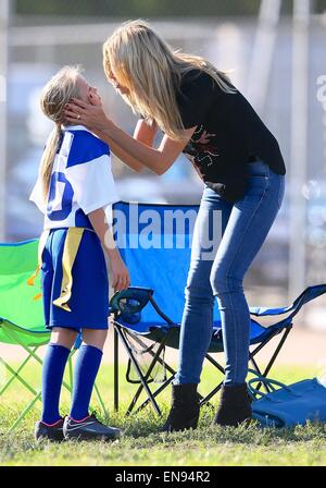 Heidi Klum frozen Joghurt mit ihren Kindern vor der Einnahme kauft sie in einer Jugend-Fußball spielen Spiel Featuring: Heidi Klum, Helene Samuel, Leni Samuel Where: Los Angeles, California, Vereinigte Staaten von Amerika bei: 25. Oktober 2014 Stockfoto