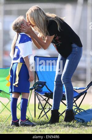 Heidi Klum frozen Joghurt mit ihren Kindern vor der Einnahme kauft sie in einer Jugend-Fußball spielen Spiel Featuring: Heidi Klum, Helene Samuel, Leni Samuel Where: Los Angeles, California, Vereinigte Staaten von Amerika bei: 25. Oktober 2014 Stockfoto