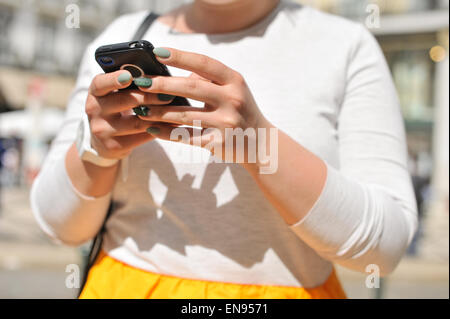 Sabina Mustafaeva posiert auf der Straße in Lissabon, Portugal - 20. April 2015 - Foto: Start-und Landebahn Manhattan/Celine Gaille (nur zur redaktionellen Nutzung) / picture Alliance Stockfoto