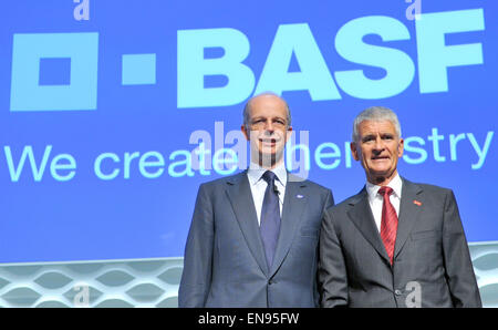 Mannheim, Deutschland. 30. April 2015. Vorsitzender des Vorstand Vorstandsmitglied der BASF, Kurt Bock (L) und Vorsitzender des Aufsichtsrats, Juergen Hambrecht, vor das Firmenlogo auf der Hauptversammlung in Mannheim, Deutschland, 30. April 2015 stehen. Die weltweit größte chemische Hersteller begann das Jubiläumsjahr 2015 mit einer Umsatzsteigerung und einem Rückgang der Gewinne. Bildnachweis: Dpa picture Alliance/Alamy Live News Stockfoto