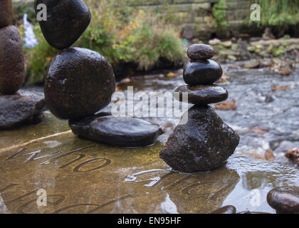 Ausgewogene Steinen Stapel neben einem Bach Stockfoto