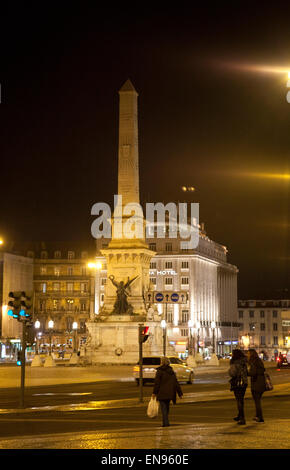 Denkmal für die Restauratoren auf Restauradores Platz in der Nacht in Lissabon - Portugal Stockfoto