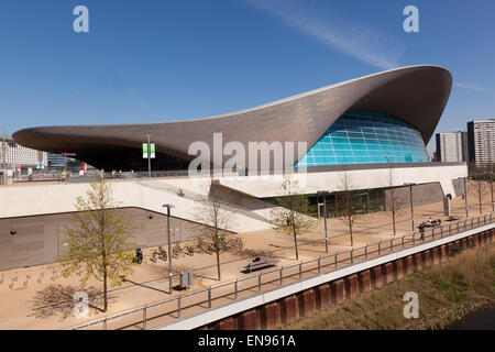 Blick auf das London Aquatics Centre, von der anderen Seite des Flusses Lee, im Queen Elizabeth II Olympic Park. Stockfoto