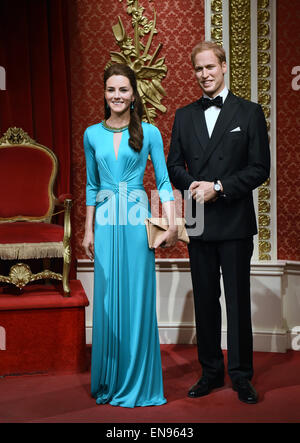 Die Wachsfiguren der Duke of Cambridge, Prinz William und Herzogin Catherine, Herzogin von Cambridge, stehen im Madame Tussauds in London, England, 29. April 2015. Foto: JENS KALAENE/dpa Stockfoto