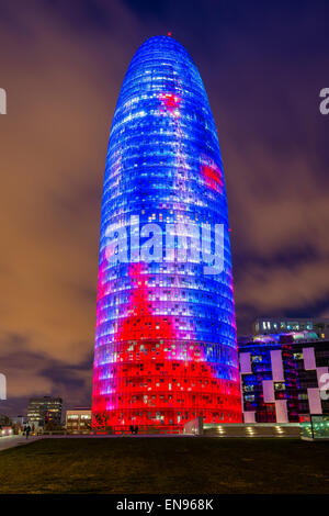 Nachtansicht des Torre Agbar Wolkenkratzer, entworfen vom französischen Architekten Jean Nouvel, Barcelona, Katalonien, Spanien Stockfoto
