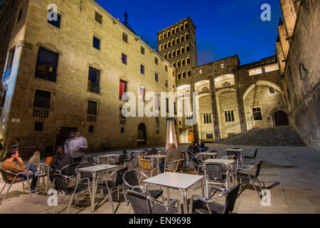 Nachtansicht des Plaza del Rey oder Placa del Rei mit Menschen sitzen in einem Straßencafé, Barcelona, Katalonien, Spanien Stockfoto