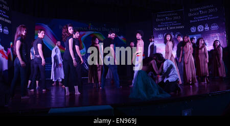 Lahore, Pakistan. 29. April 2015. Pakistanische Künstler, die traditionellen Tanz auf der Bühne während der Funktion im Zusammenhang mit internationalen Tanztag organisiert von PNCA (Pakistan National Council of Arts) in Lahore, Pakistan. Internationalen Tanztag, auch bekannt als Welt-Tanz-Tag, wird durch die Förderung von International Dance Council (CID) gefeiert. Der Tag wurde im Jahr 1982 das internationale Tanz-Komitee der UNESCO International Theatre Institute eingeführt. Bildnachweis: Rana Sajid Hussain/Pacific Press/Alamy Live-Nachrichten Stockfoto