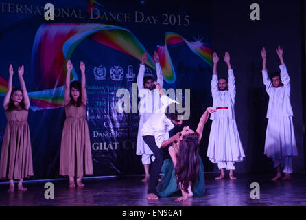 Lahore, Pakistan. 29. April 2015. Pakistanische Künstler, die traditionellen Tanz auf der Bühne während der Funktion im Zusammenhang mit internationalen Tanztag organisiert von PNCA (Pakistan National Council of Arts) in Lahore, Pakistan. Internationalen Tanztag, auch bekannt als Welt-Tanz-Tag, wird durch die Förderung von International Dance Council (CID) gefeiert. Der Tag wurde im Jahr 1982 das internationale Tanz-Komitee der UNESCO International Theatre Institute eingeführt. Bildnachweis: Rana Sajid Hussain/Pacific Press/Alamy Live-Nachrichten Stockfoto