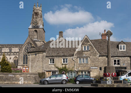 England, Gloucestershire, Minchinhampton, Marktplatz & Kirche Stockfoto