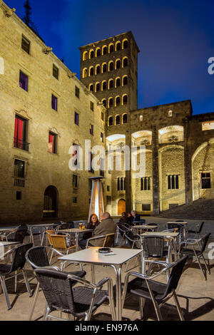 Nachtansicht des Plaza del Rey oder Placa del Rei mit Menschen sitzen in einem Straßencafé, Barcelona, Katalonien, Spanien Stockfoto